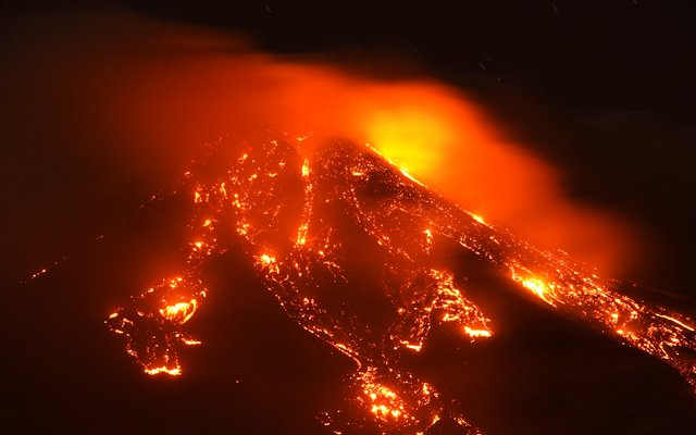 Der Ätna spuckte immer wieder Feuer, Asche und Lava.