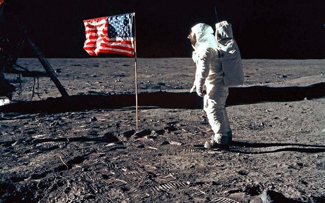 Dieses Bild zeigt den Astronauten Buzz Aldrin auf dem Mond.