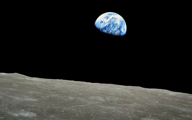 Am 24. Dezember 1968 umrundeten zu ersten Mal Menschen den Mond. Dabei entstand dieses berühmte Foto "Erdaufgang": Über der grauen Mondoberfläche wölbt sich die Halbkugel der Erde, königsblau die Ozeane, von Wirbeln weißer Wolkenbänder überlagert und die Kontinente in Beigetönen. Wow!