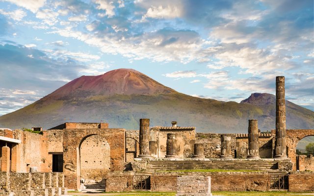 Die antike Stadt Pompeji mit dem Vulkan Vesuv im Hintergrund