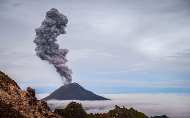 Der Vulkan Sinabung liegt auf der Insel Sumatra (die zu Indionesien gehört).